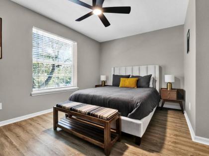 Beautiful townhouse centrally located - image 12