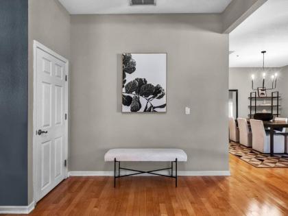 Beautiful townhouse centrally located - image 16