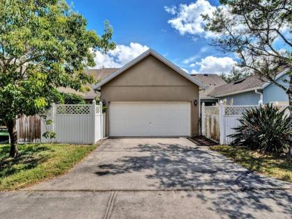 Beautiful townhouse centrally located - image 17