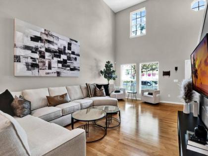 Beautiful townhouse centrally located - image 2