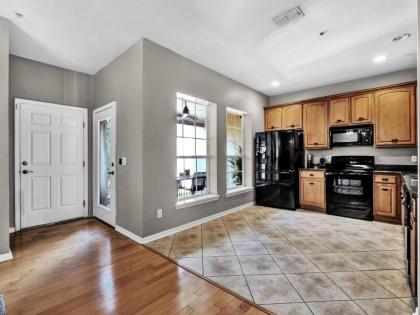 Beautiful townhouse centrally located - image 20