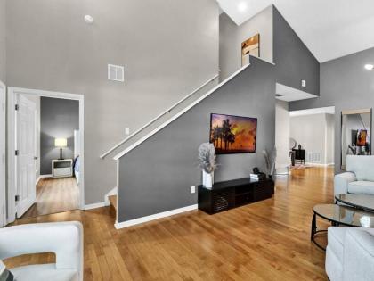 Beautiful townhouse centrally located - image 23