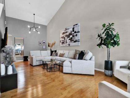 Beautiful townhouse centrally located - image 24