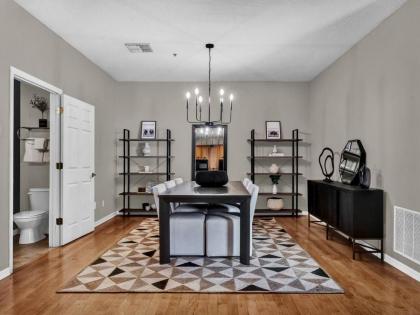 Beautiful townhouse centrally located - image 27