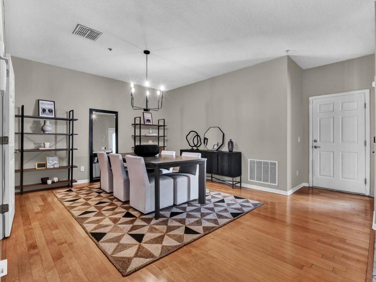 Beautiful townhouse centrally located - image 3