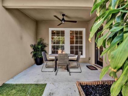 Beautiful townhouse centrally located - image 30