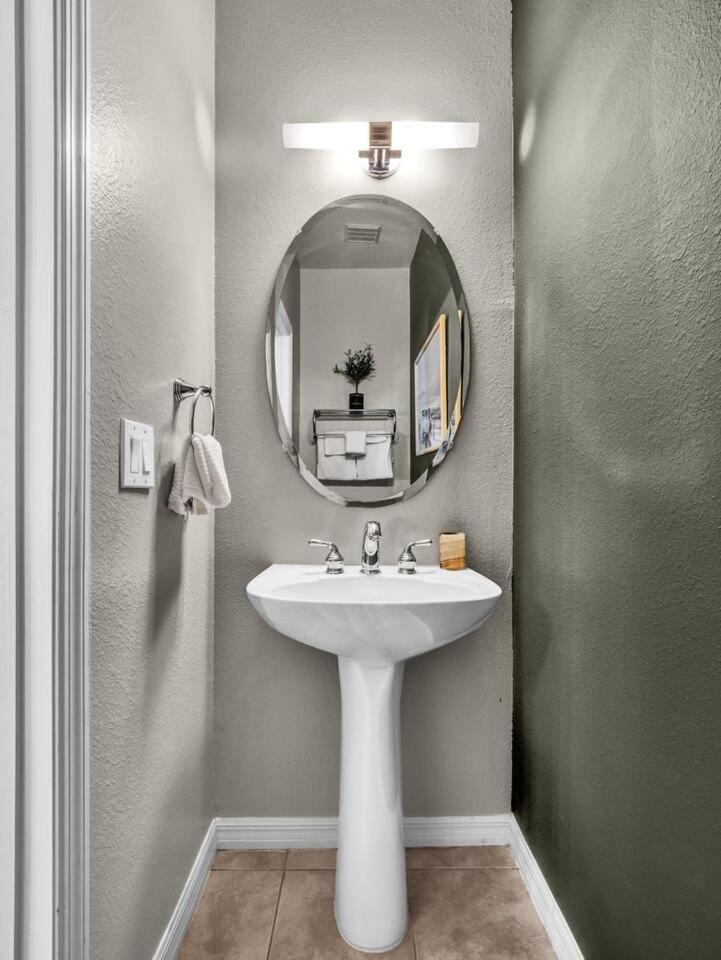 Beautiful townhouse centrally located - image 5