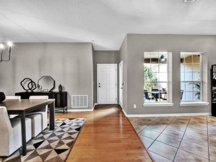 Beautiful townhouse centrally located - image 6