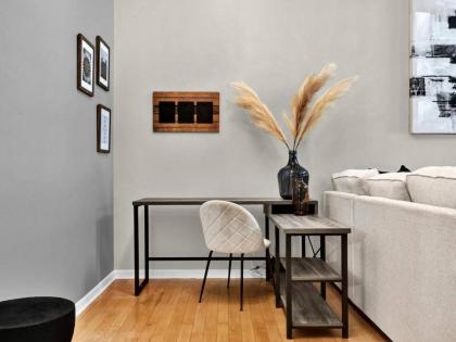 Beautiful townhouse centrally located - image 8