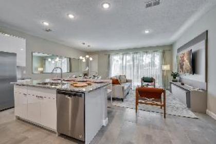 New Chic Modern Home in Prime Location - image 2