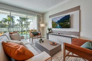 New Chic Modern Home in Prime Location - image 4