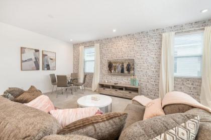 Stunning 7BR Retreat Private Pool Perfect Location! - image 9