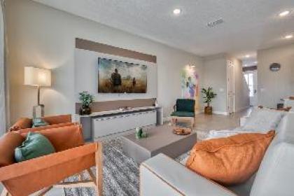 Luxury 5 bedroom home 10 minutes from Disney - image 2