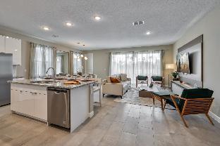 Luxury 5 bedroom home 10 minutes from Disney - image 4