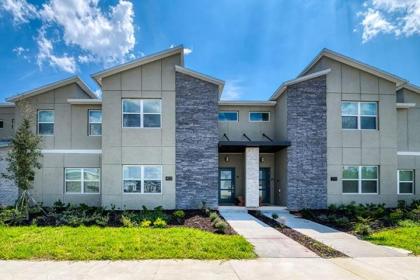 Chic Spacious with Private Pool Ideal Location - image 15