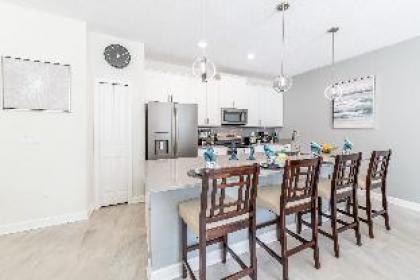 Chic Spacious with Private Pool Ideal Location - image 2