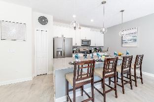 Chic Spacious with Private Pool Ideal Location - image 2