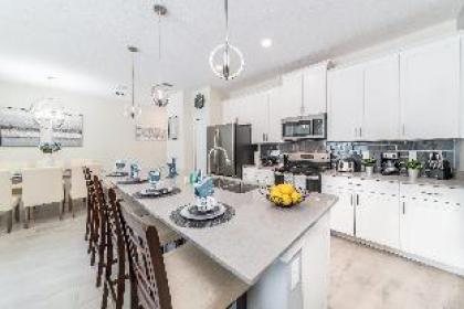 Chic Spacious with Private Pool Ideal Location - image 3