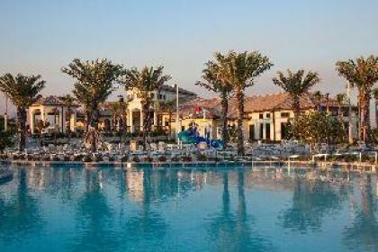 Chic Spacious with Private Pool Ideal Location - image 5