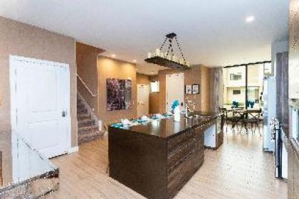 Accessible 4Bd Close to Disney @ Magic Village 7581 - image 3