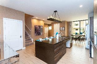 Accessible 4Bd Close to Disney @ Magic Village 7581 - image 3