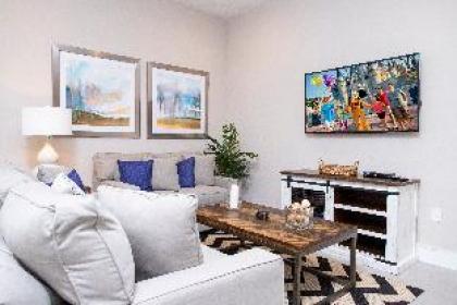 Gorgeous 4 Bedroom Family Friendly Close to Disney 7573 - image 10