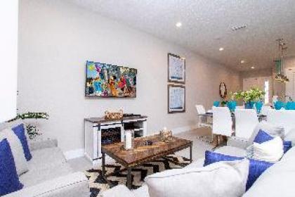 Gorgeous 4 Bedroom Family Friendly Close to Disney 7573 - image 12