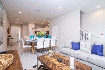 Gorgeous 4 Bedroom Family Friendly Close to Disney 7573 - image 13