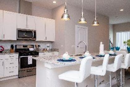Gorgeous 4 Bedroom Family Friendly Close to Disney 7573 - image 2
