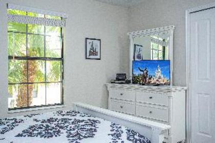 Luxury 5Bd w/ Jacuzzi & Pool Near Disney @ 5528 - image 6