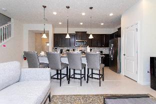 Splendid 5 Bd w/ Screened Pateo & Pool @ Windsor Westside 8921 - main image