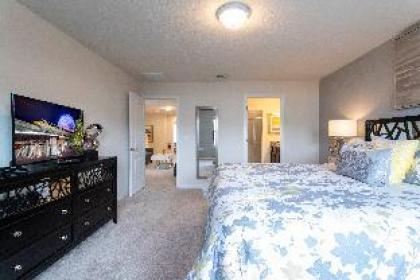 Splendid 5 Bd w/ Screened Pateo & Pool @ Windsor Westside 8921 - image 10