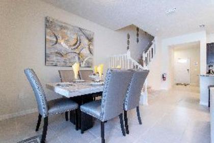Splendid 5 Bd w/ Screened Pateo & Pool @ Windsor Westside 8921 - image 13