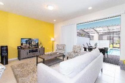 Splendid 5 Bd w/ Screened Pateo & Pool @ Windsor Westside 8921 - image 17