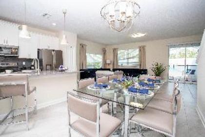 Stunning 5 Bd w/ Pool Close to Disney 8955 - image 5