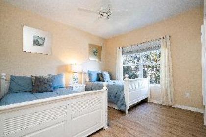 Stunning 5 Bd Home w/ Pool Close to Disney 7420 - image 13