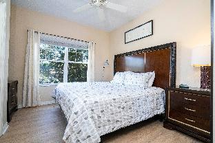 Stunning 5 Bd Home w/ Pool Close to Disney 7420 - image 7