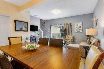 Vista: Beautiful 3 Bedroom TH in Gated Resort Comm - image 2