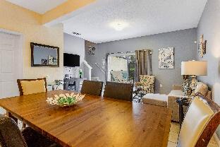 Vista: Beautiful 3 Bedroom TH in Gated Resort Comm - image 2
