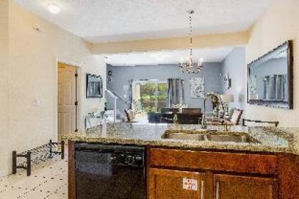 Vista: Beautiful 3 Bedroom TH in Gated Resort Comm - image 9