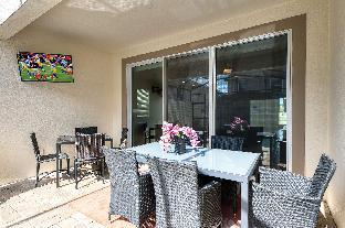 Sunny Retreat-Colorful Home Pool Great Location - image 3