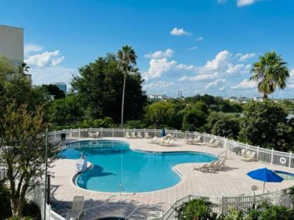 2BR Condo 1 mile from Universal