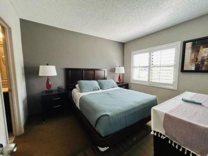 2BR Condo 1 mile from Universal - image 9