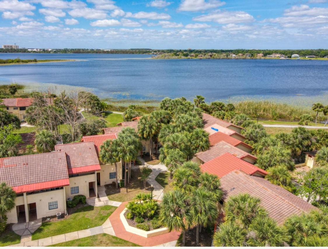 Charming Lakeview Retreat II only 5 Min Sea World - main image
