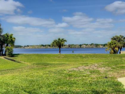 Charming Lakeview Retreat II only 5 Min Sea World - image 19