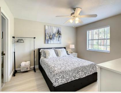 Charming Lakeview Retreat II only 5 Min Sea World - image 4