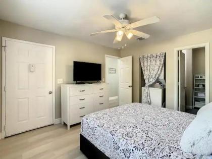 Charming Lakeview Retreat II only 5 Min Sea World - image 5