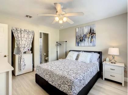 Charming Lakeview Retreat II only 5 Min Sea World - image 8