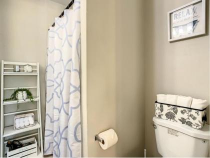 Charming Lakeview Retreat II only 5 Min Sea World - image 9