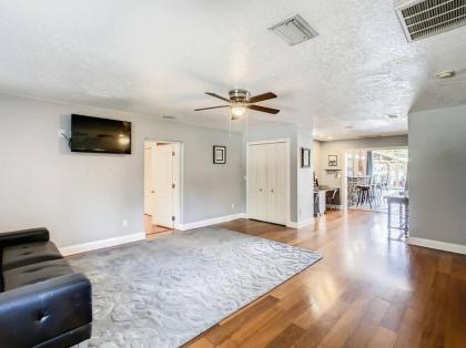 Pristine Lakeside 3BR Home w Private Pool - image 11